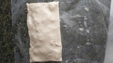 轻轻把这半塑料纸撕掉