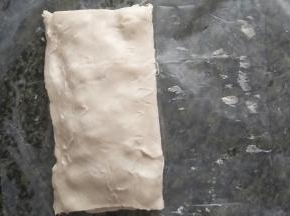 轻轻把这半塑料纸撕掉