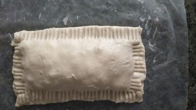 四周用叉子压紧