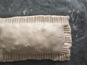 四周用叉子压紧