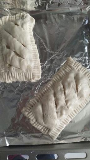 用锋利的刀子在上面划几条口。