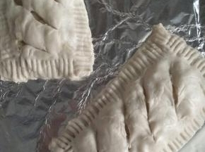 用锋利的刀子在上面划几条口。