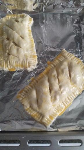 刷上鸡蛋液。烤箱180度预热五分钟。刷好蛋液之后放入烤箱，180度烤30分钟。时间根据自家的烤箱进行调整。