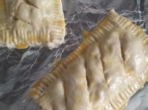 刷上鸡蛋液。烤箱180度预热五分钟。刷好蛋液之后放入烤箱，180度烤30分钟。时间根据自家的烤箱进行调整。