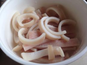 猪皮去干净毛，待锅里的水烧开后，放入猪皮煮2分钟，切成小块，再另起锅煮熟。可以按我前面教的猪皮黄豆汤做法，煮好后将猪皮捞起来，这样有汤有菜