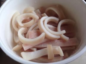 猪皮去干净毛，待锅里的水烧开后，放入猪皮煮2分钟，切成小块，再另起锅煮熟。可以按我前面教的猪皮黄豆汤做法，煮好后将猪皮捞起来，这样有汤有菜