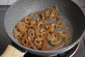 倒入酱油，炒至猪皮为酱色