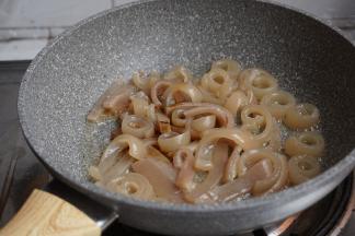 热锅下油，放入猪皮