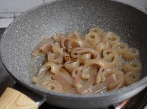 热锅下油，放入猪皮