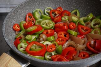 再加入青红椒片一起炒熟