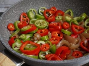 再加入青红椒片一起炒熟