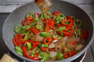 加入鲍鱼汁和盐，炒匀入味