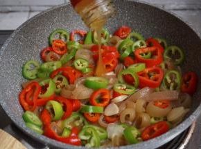 加入鲍鱼汁和盐，炒匀入味