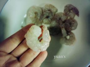 虾仁洗净，去掉虾线