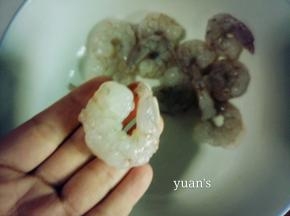 虾仁洗净，去掉虾线