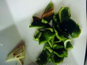 青椒切小块，姜切丝
