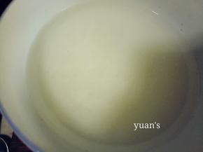 十五分钟以后淀粉和水会分层，倒掉上面的水留淀粉