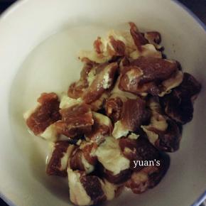 将肉块倒入淀粉搅拌