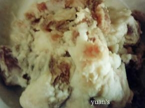 每块肉都裹上淀粉