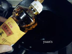 锅内倒油