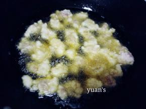 油热以后改中火，一块一块放入裹满淀粉的肉