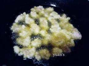 油热以后改中火，一块一块放入裹满淀粉的肉