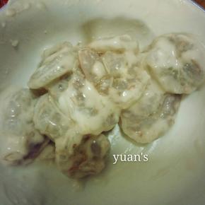 用碗内剩余的淀粉把青虾仁搅拌，每个上面裹满淀粉