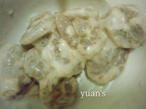 用碗内剩余的淀粉把青虾仁搅拌，每个上面裹满淀粉