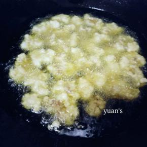 大火将油烧热，复炸一边肉块和虾