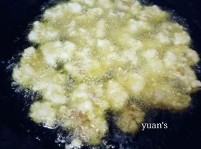 大火将油烧热，复炸一边肉块和虾