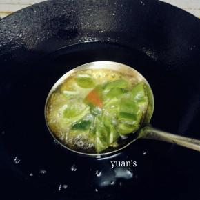 炸好肉以后关火，用油的余温将青椒过一下油