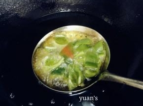 炸好肉以后关火，用油的余温将青椒过一下油