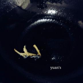 倒掉炸肉用油，用锅内底油放入姜丝
