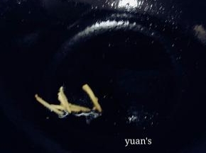 倒掉炸肉用油，用锅内底油放入姜丝