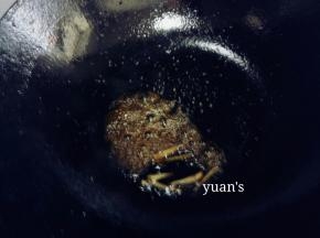 再放入酱油、盐、糖