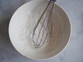 将白糖和面粉稍微搅拌均匀