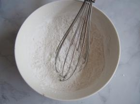 将白糖和面粉稍微搅拌均匀