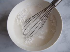 加入清水，搅拌均匀成为面糊