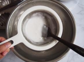 将面糊进行过筛