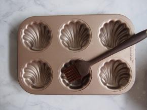 模具上刷上一层黄油防粘