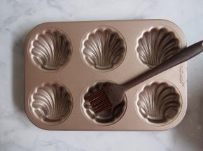 模具上刷上一层黄油防粘