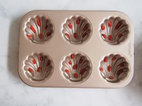 将洗好的枸杞摆上几颗