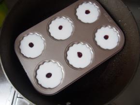 将模具放入锅中，蒸约8分钟左右熟透即可