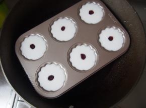 将模具放入锅中，蒸约8分钟左右熟透即可