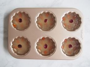 蒸好的水晶糕晾凉后脱模即可