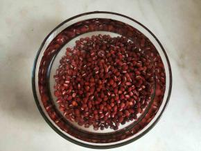 红豆淘洗干净后用500克清水浸泡半小时以上。