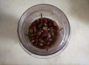 将压烂的红豆分次放入料理机，打成细腻的红豆泥。如果觉得干不好打，可以加少许热水。