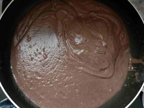 将打好的红豆泥倒入平底锅开始翻炒。