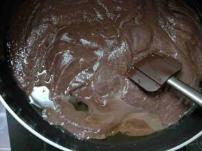 不断用硅胶铲搅拌防止糊底，并分次加入90克玉米油。