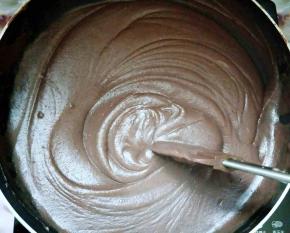 不停搅拌翻动，至玉米油完全被红豆泥吸收。